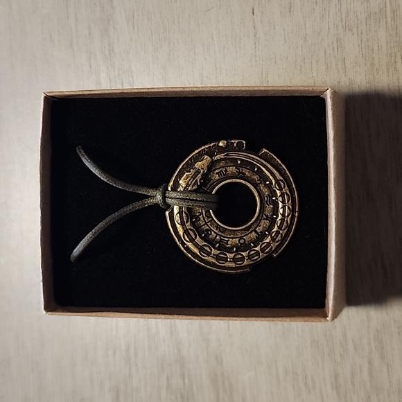 Assassin's Creed Connor Amulet Necklace Bronze - Picture 2 of 4